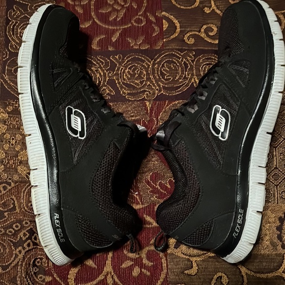 skechers walking shoes with memory foam